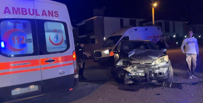 2 Otomobilin Çarpıştığı Kazada Aynı Aileden 4 Kişi Yaralandı