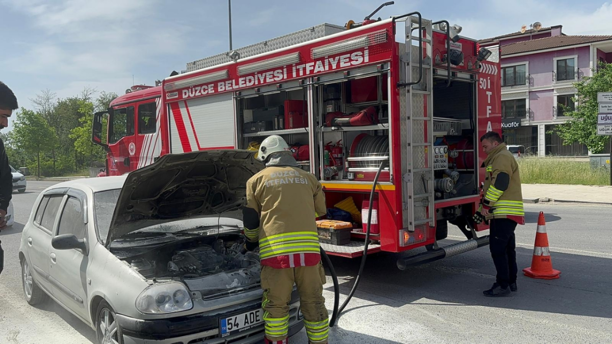 Düzce'de Otomobil Yangınına İtfaiyeden Acil Müdahale